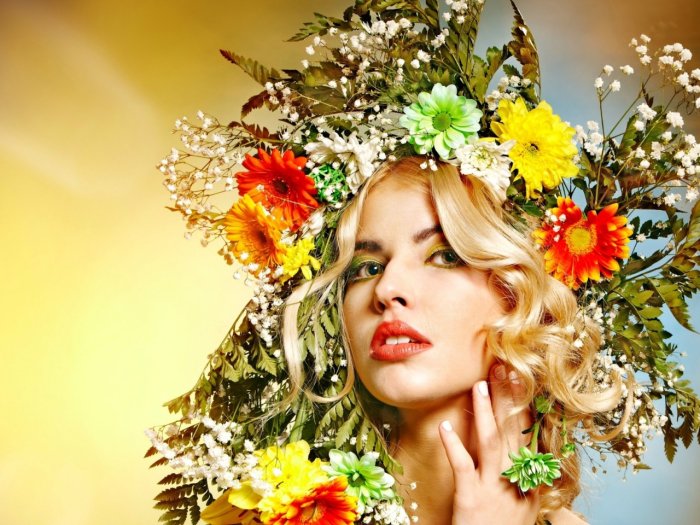 Женщина в венке из цветов
