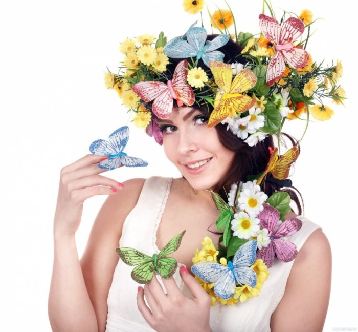 Веселая девушка с цветами