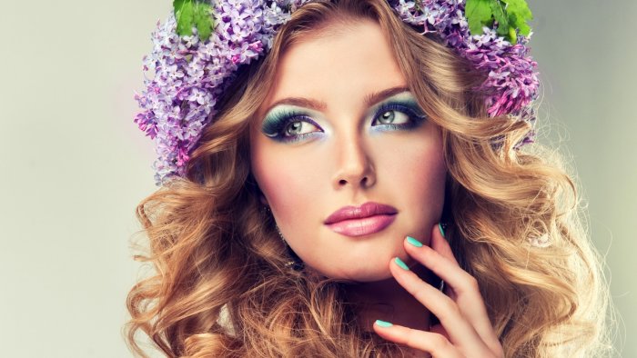 Красивая девушка с макияжем и прической