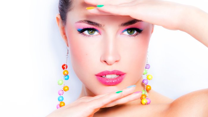 Девушка с белоснежной улыбкой