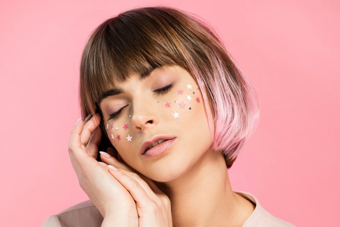 Девушка в цветах косметология