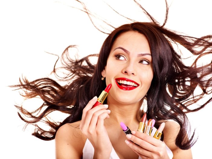 Девушка красится