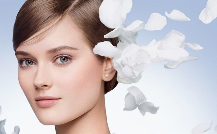 Радость девушки от макияжа