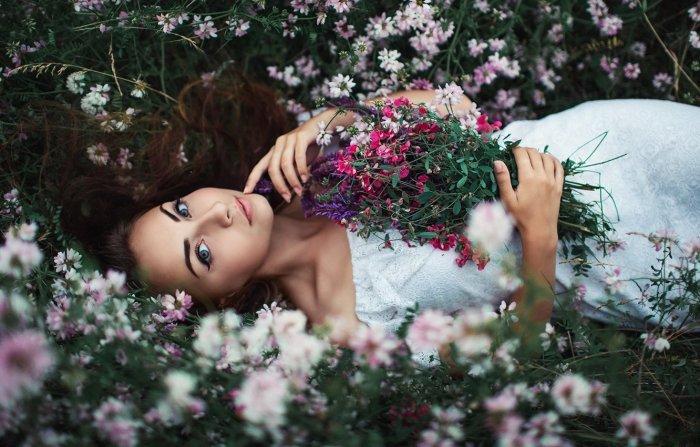 Девушка лежит в цветах