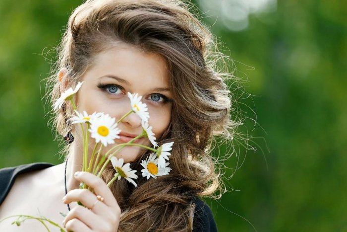Красивые девушки с ромашками