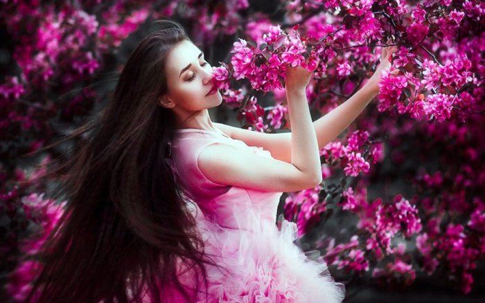 Девушка в розовом платье