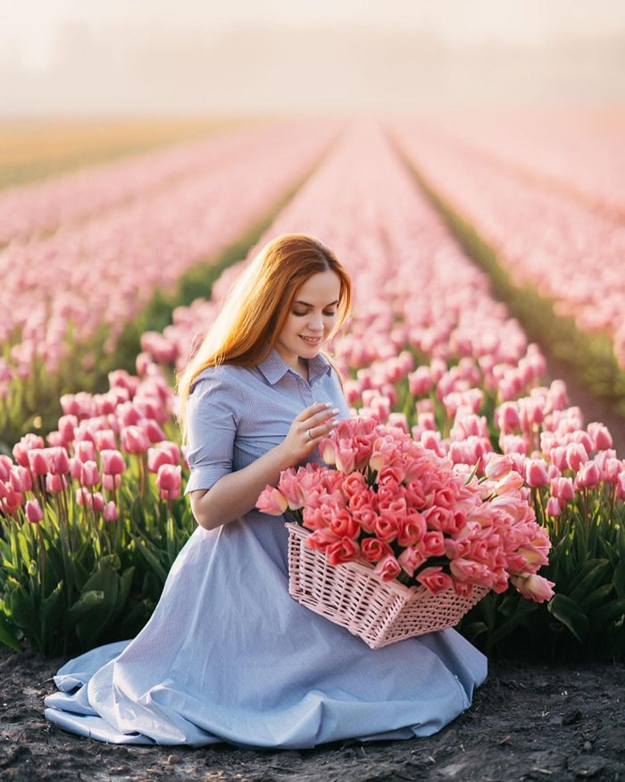 Девушка с тюльпанами