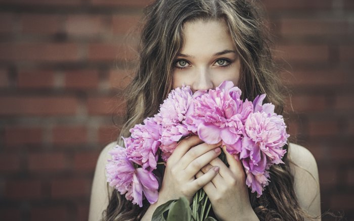 Девушка с пионом