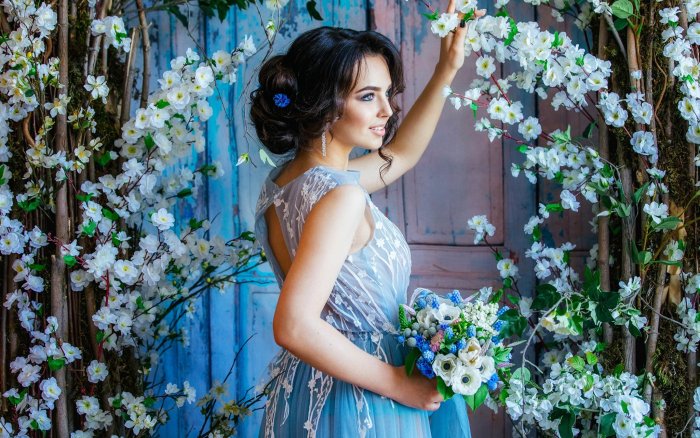 Девушка в весеннем саду