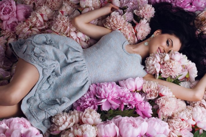 Девушка лежит в цветах