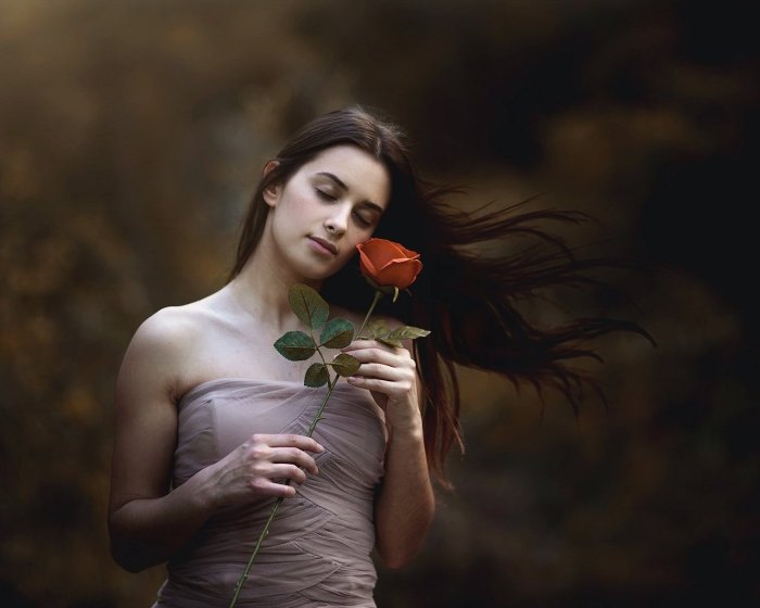 Девушка с розой