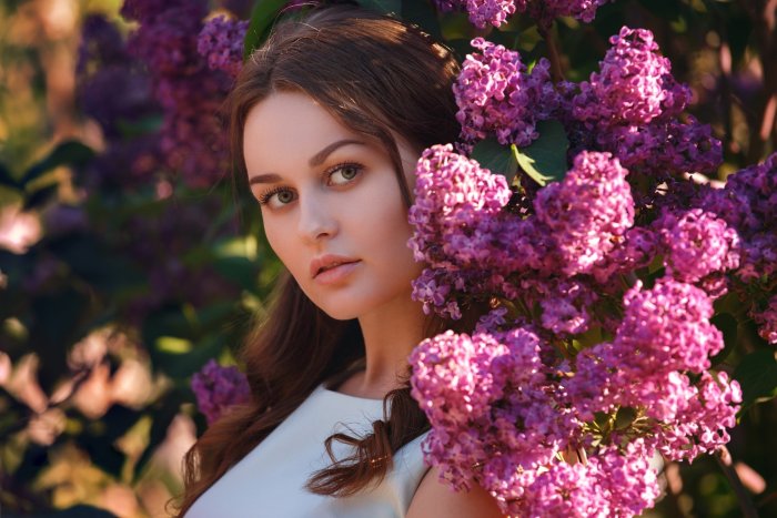 Девушка с сиренью