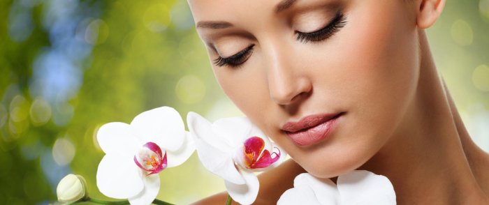 Красивая девушка с орхидеей