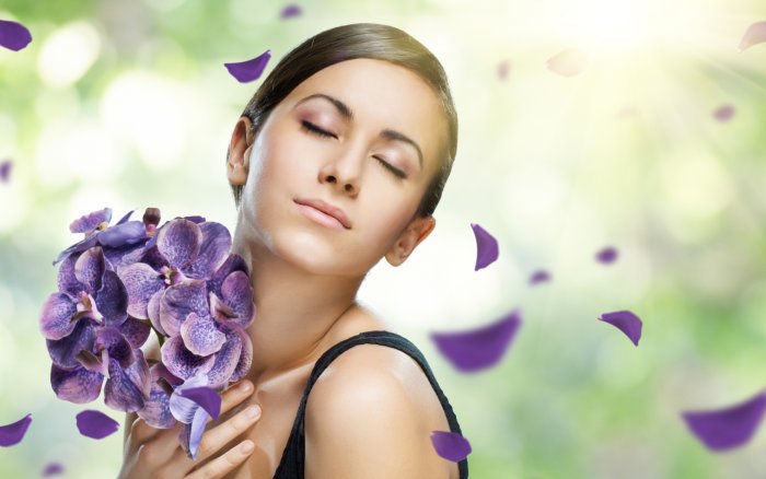 Женщина фиалка