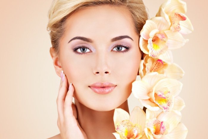 Красивая девушка у косметолога