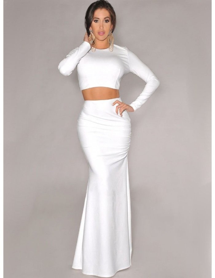 Белый кроп топ с длинными рукавами на белом фоне