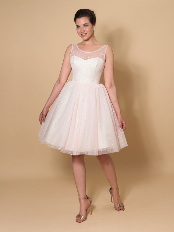 Белое платье с пышной юбкой