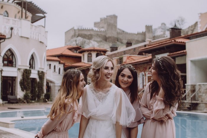 Много невест в свадебных платьях