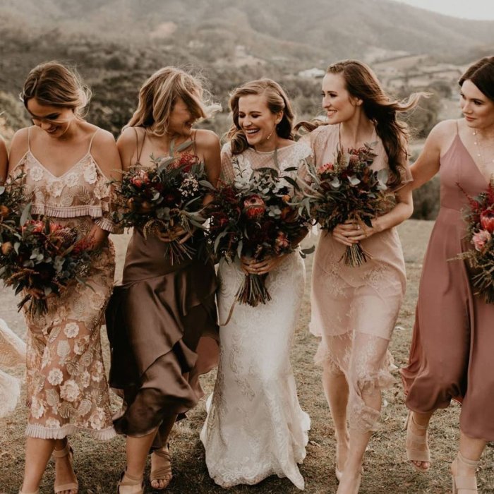 Невеста в бежевом платье