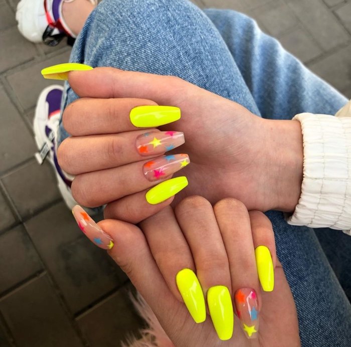 Яркий маникюр