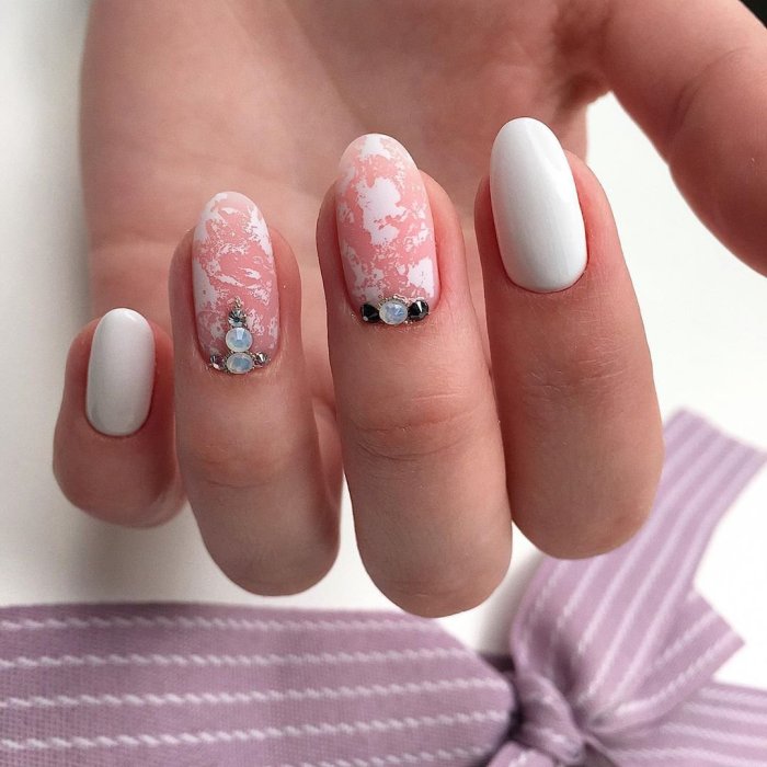 Маникюр розовый с белым