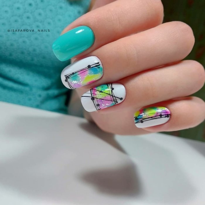 Маникюр с яркими цветами