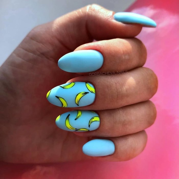 Маникюр со стразами 2020