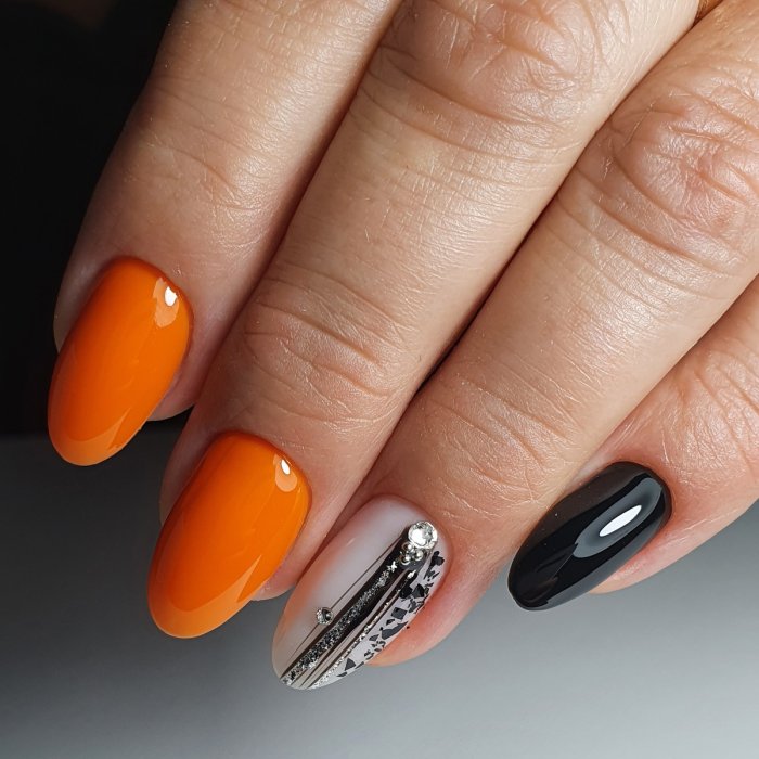 Маникюр осень 2020 красный на миндальную форму