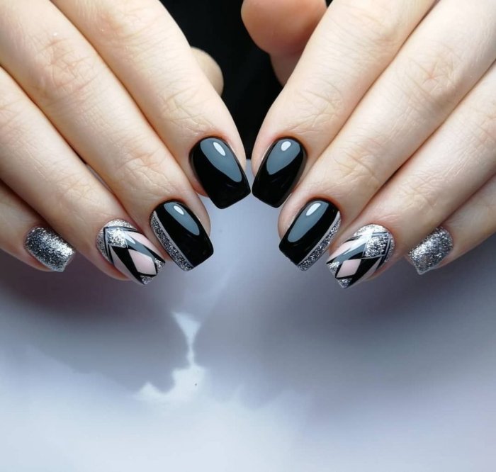 Коричневый маникюр с золотом