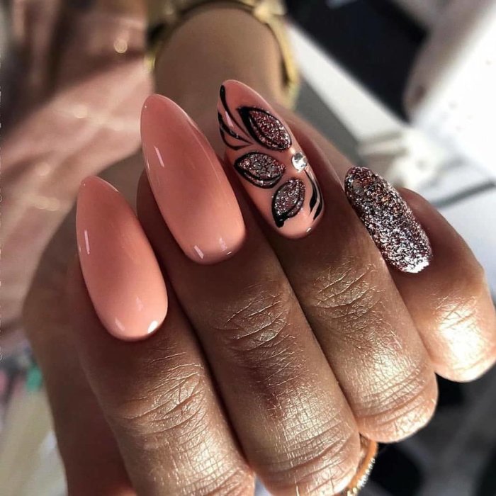 Маникюр коричневый с оранжевым