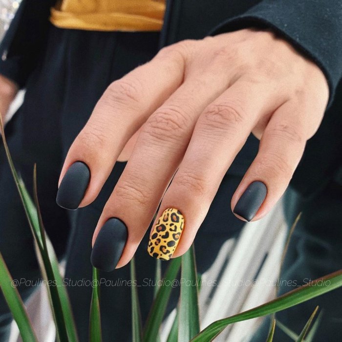 Золотистый маникюр