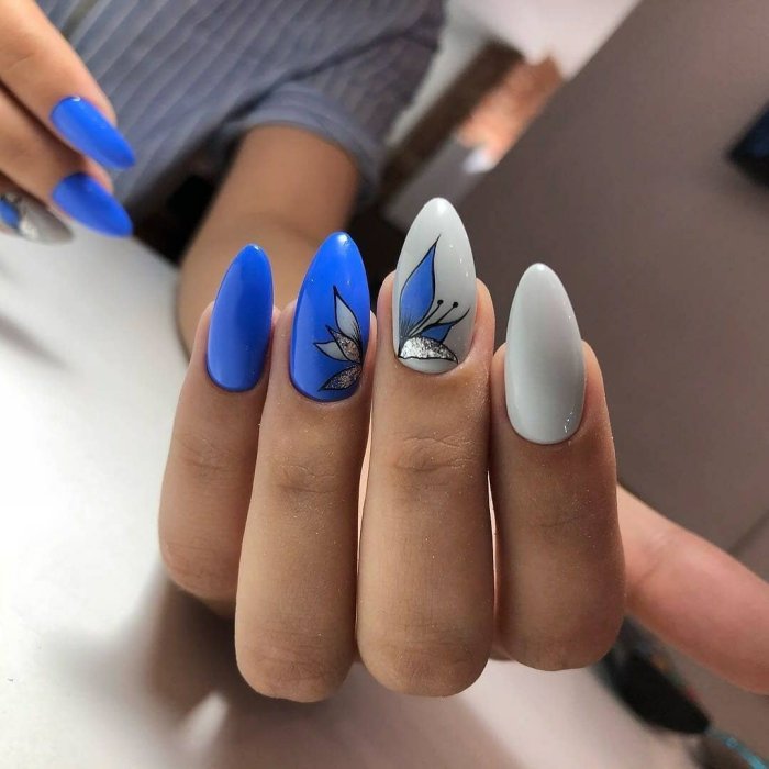 Яркий маникюр на длинные ногти миндалевидной