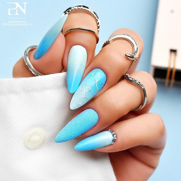 Маникюр в форме ракушки