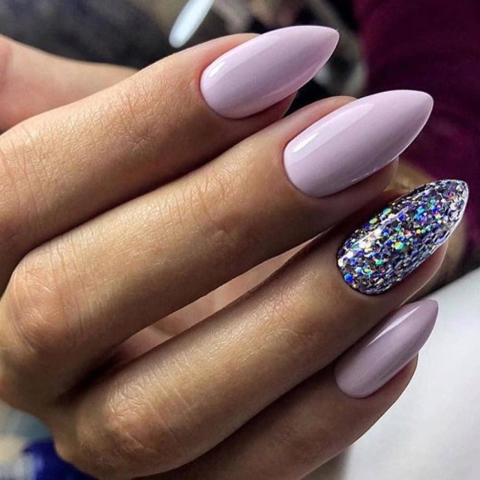 Розовые ногти миндаль