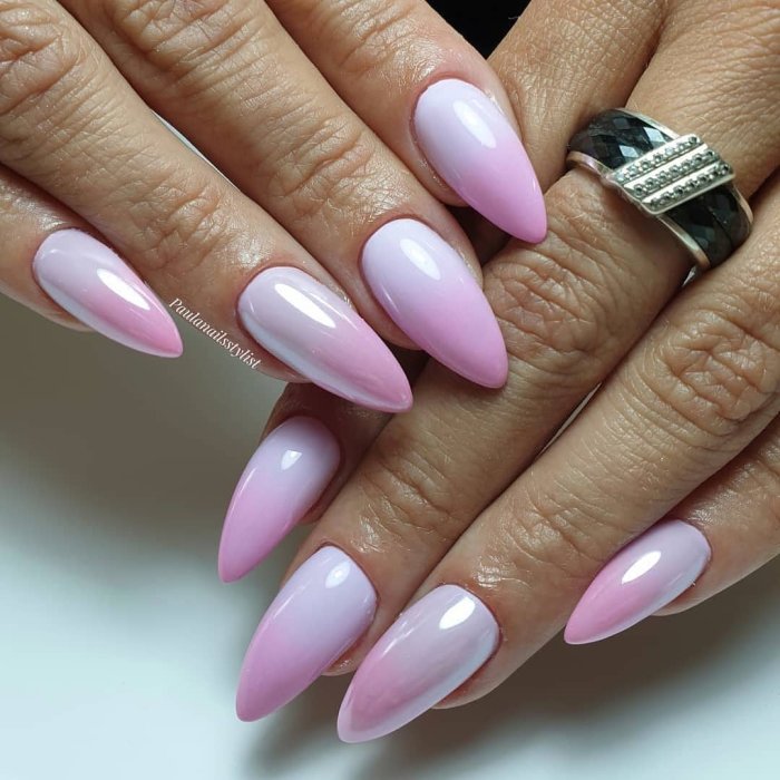 Красивый мятный маникюр