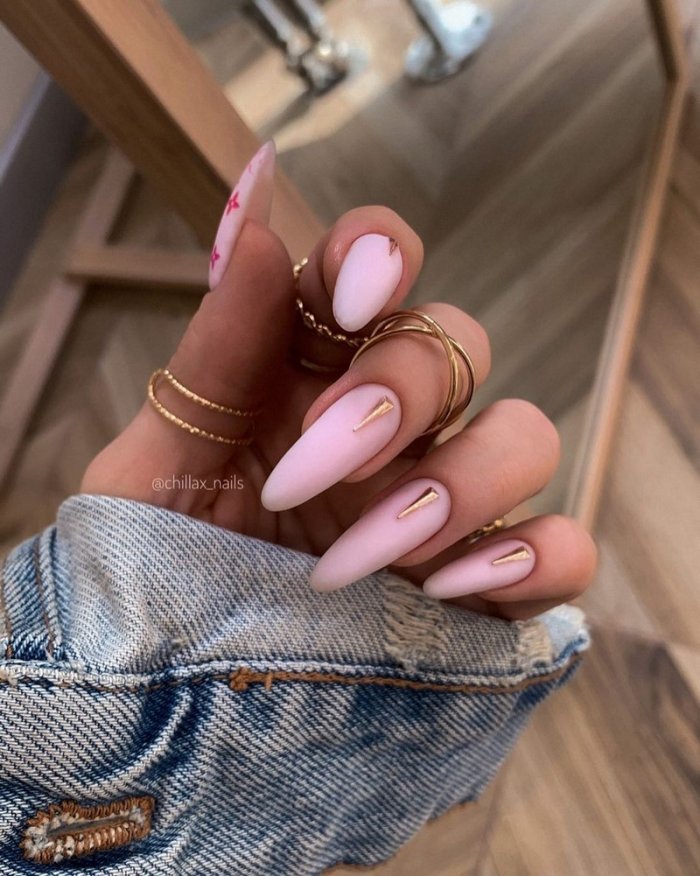 Нюдовый свадебный маникюр миндаль