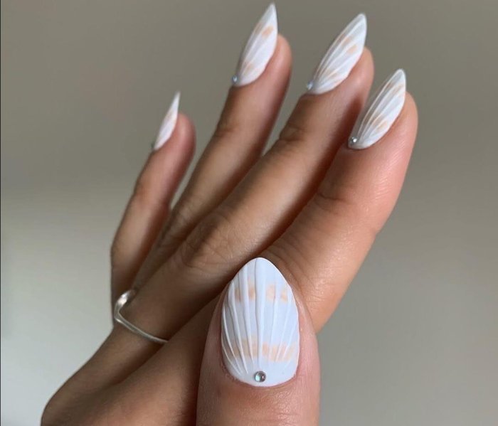 Маникюр Весна на миндалевидных ногтях