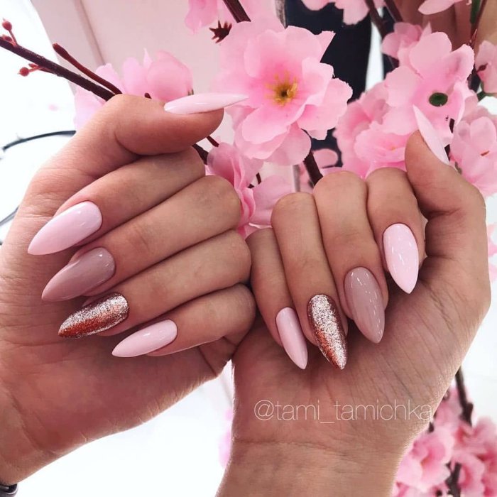 Маникюр разноцветный в пастельных тонах