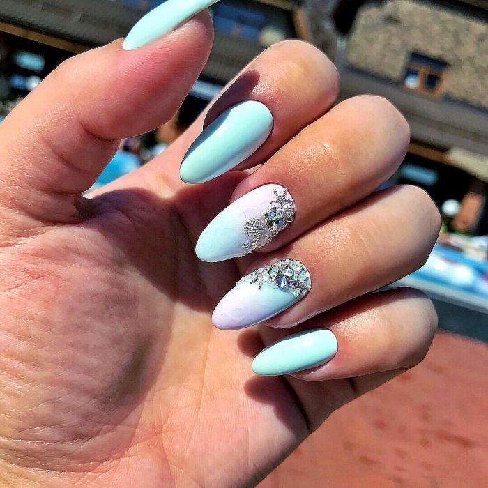 Нюдовый матовый маникюр миндаль