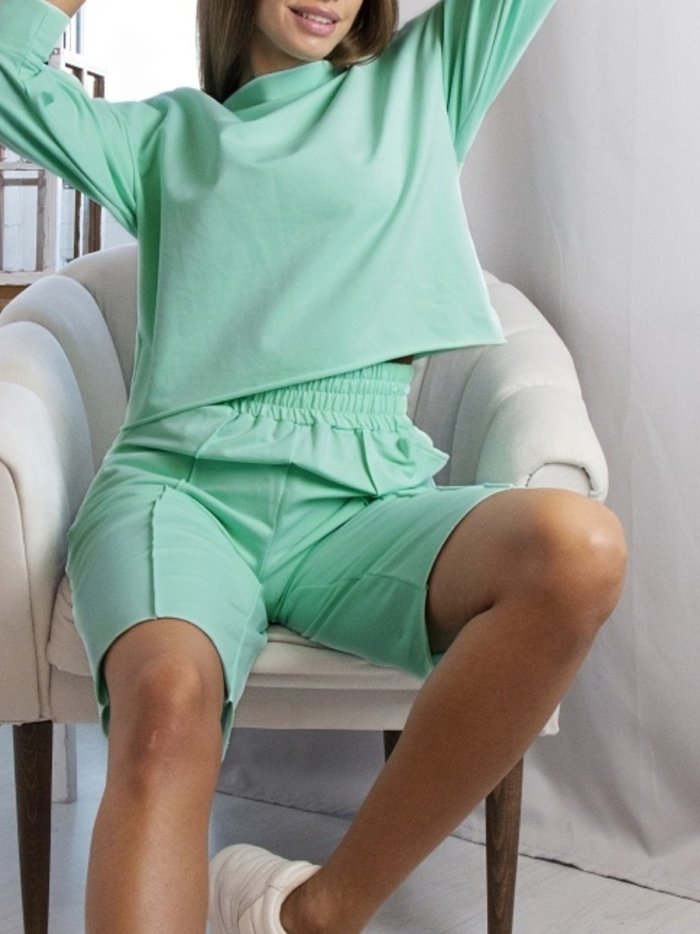 Женщина в спортивном костюме