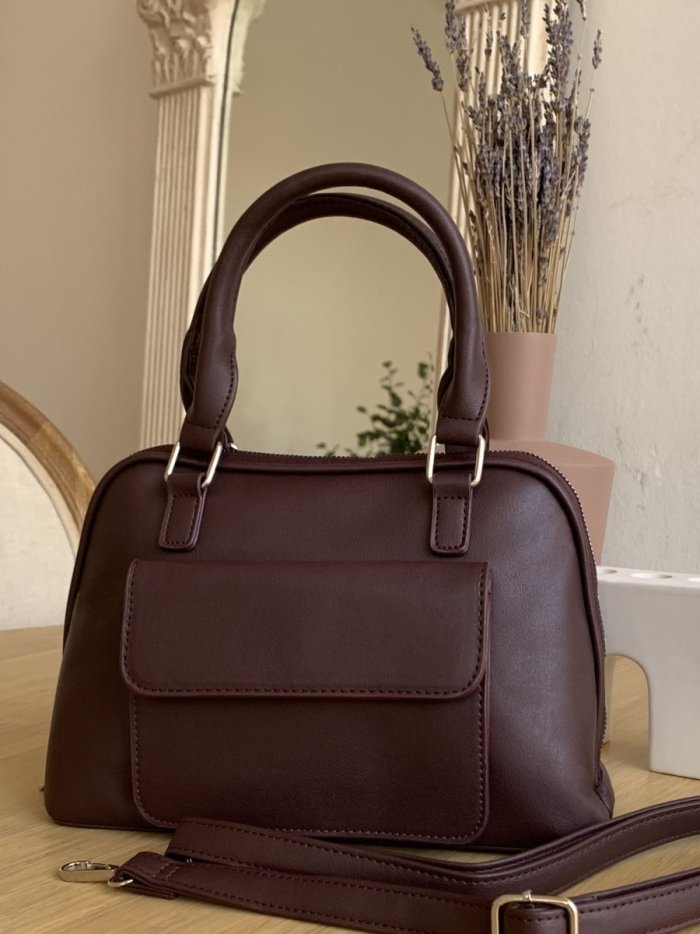 Образ деловой женщины 2021 с сумочкой и сумкой для документов