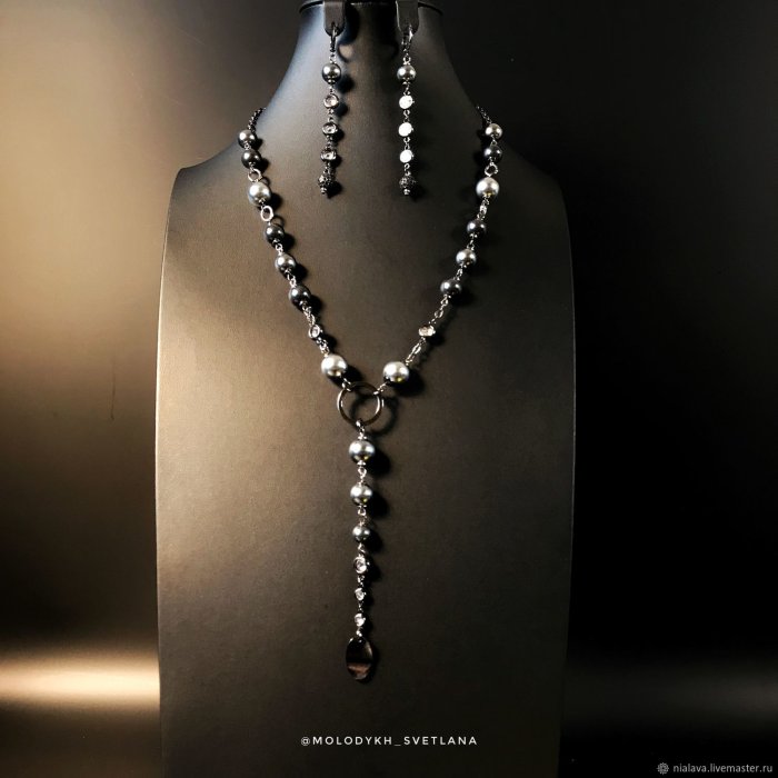 Украшенное жемчугом