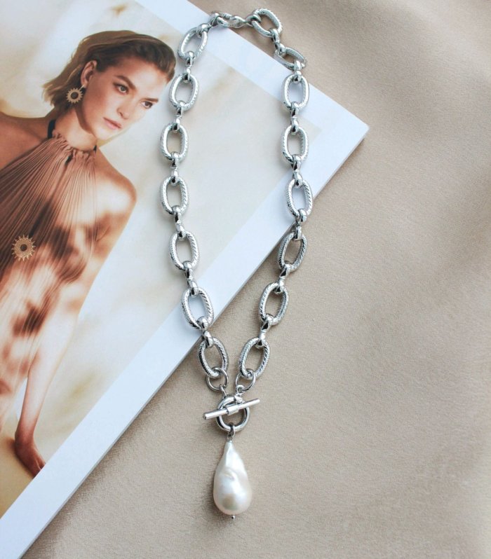 Кожаные украшения на шею