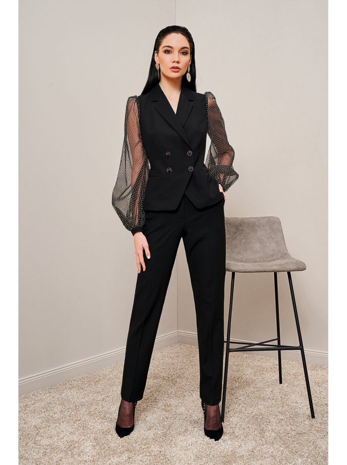 Бежевый брючный костюм