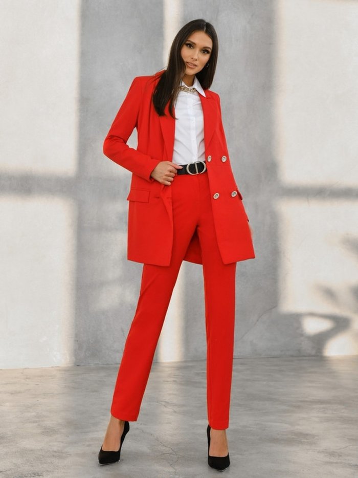 Пудровый брючный костюм