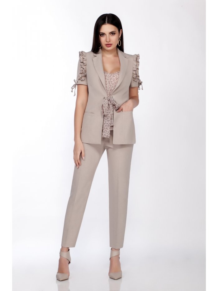 Женщина в строгом костюме