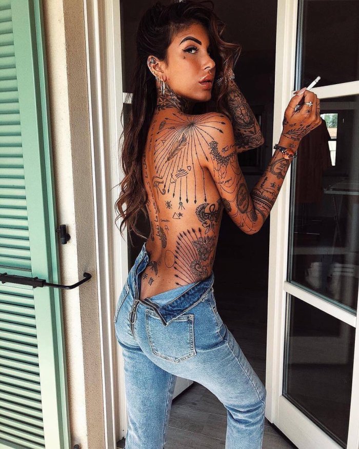 Тату для женщины 50 лет надпись