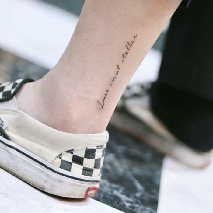 Русая девушка с татуировками