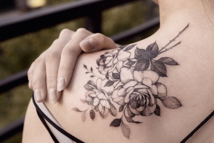 Тату Лев на спине у девушки