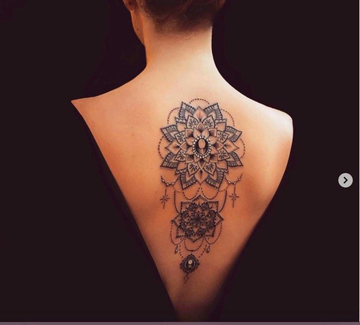 Стильные тату для девушек на ключице